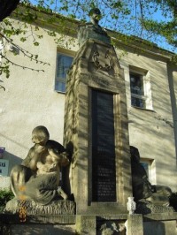Pomník u MŠ s bustou TGM sochaře Martina Poláka