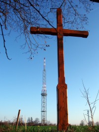 dřevěný kříž 20 m od rozhledny