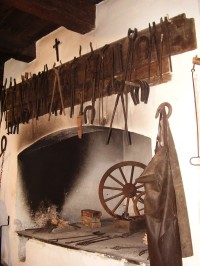 Těšany, interiér historické kovárny