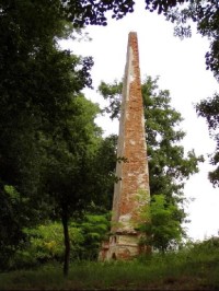 Uherčice: Uherčice 9/2005 - dle průvodkyně zachovaný obelisk v anglickém parku u zámku