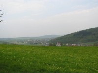 Pohled na Jindřichov: Pohled z Malé Stříbrné přes Janov s kostelem do Jindřichova ve Sl. dále až na Osoblažsko