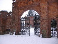 Brána na nádvoří Červeného zámku