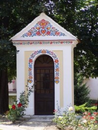 Kaplička v D. Bojanovicích: Malovaná kaplička typickým DolnoBojanovským ornamentem