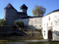Sovinec-jižní strana hradu se vstupem,baštou a věží.jpg