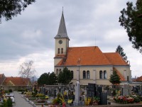 Kostel, pohled od památníku