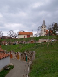 Celkový pohled na sklípky s kostelem