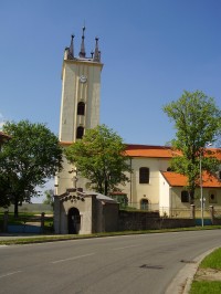 Kostel sv. Petra a Pavla, před ním kaple sv. Cyrila a Metoděje.