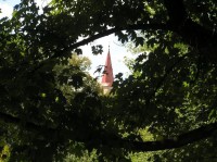 Věž kostela ze zámeckého parku