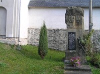 Památník u kostela