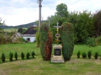 Kříž v obci Kladruby