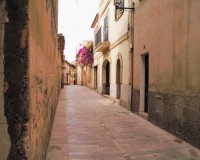Úzké uličky ve staré části Alcúdie: Místo se nachází v centru staré zástavby.