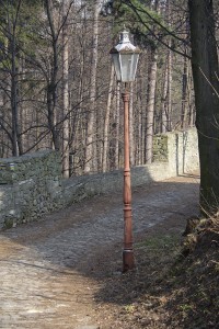 Lampy v parku za trúbou.