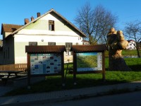 Informační tabule u betonového stromu v Poděšíně