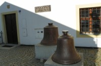 Zvony před vchodem do regionálního muzea