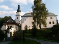 Tvrz s regionálním museem. V pozadí kostel sv. Prokopa