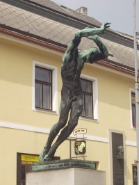 Raněný od Jana Štursy patří k významným dílům evropského sochařství 20. stol. V pozadí vpravo busta Jana Štursy na jeho rodném domě.