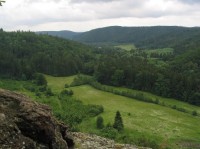 Výhled na Rakovecké údolí: Výhled ze skály nad údolím