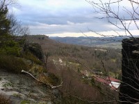 Tiské stěny: V pozadí Buková hora s vysílačem.Pod skalami část Tisé.