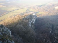 Plavecký Hrad: Pohľad z hradu na hradné skaly