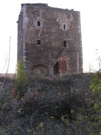 Zdevastovaná věž tvrze