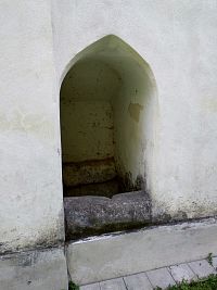 studna v boku kaple