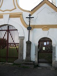 kříž u hřbitovní brány