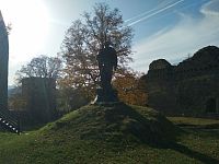 socha rytíře na nádvoří hradu