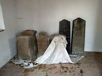náhrobky složené v bývalé márnici