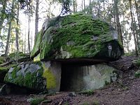 přírodní "dolmen" pod vrcholem Kraví hory