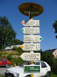 Dolany - POHOŘANY: 023_Stojan s turistickými značkami v dolní části obce.