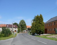Dolany - VÉSKA: 006_Silnice (k Jívové) a domy v horní části obce.
