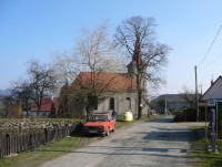 Hlubočky - POSLUCHOV: 029_U rybníka stojí na posluchovské návsi veliká kaple Nejsvětější Trojice.