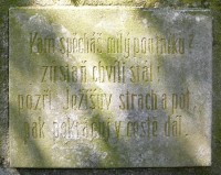 Hlubočky - POSLUCHOV: 018_Český překlad německého nápisu na sloupu kříže (před hospodářskými budovami u Posluchova).