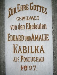 Hlubočky - POSLUCHOV: 019_Deska s nápisem na zadní části sloupu kříže (před hospodářskými budovami u Posluchova).