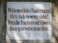 Hlubočky - POSLUCHOV: 017_Německý nápis na přední části sloupu kříže (před hospodářskými budovami u Posluchova).