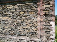 Hlubočky - POSLUCHOV: 063_Část zdiva bývalé kamenné stodoly.