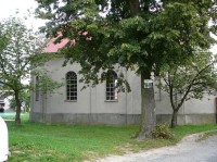 Hlubočky - POSLUCHOV: 043_Na kmeni stromu u kaple jsou turistické značky.