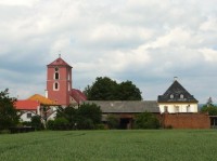 Hnojice: Pohled ke kostelu a bývalé faře