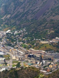 Andorra la Vella - lázeňský komplex (stavba s vysokou špičatou střechou)