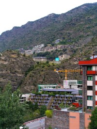 Andorra la Vella - nová výstavba už musí do skal