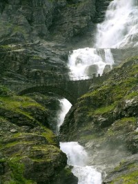 Vodopád Stigfossen,Trollí stěna, západní Norsko: Silniční most překlenující koryto dravého proudu vodopádu Stigfossen.