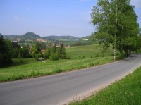 Písečná u Žamberka: Příjezd do Písečné od Letohradu. V pozadí je hora Žampach se zříceninou stejnojmenného gotického hradu