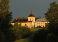 Písečná u Žamberka: Pohled na kostel sv. Kateřiny a na Základní školu v Písečné