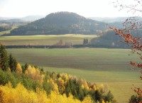 Písečná u Žamberka: Pohled na kopec Žampach ze hřbetu Kozince, který se nachází na horním konci obce Písečná. Prochází tudy náročná, ale krásná turistická stezka
