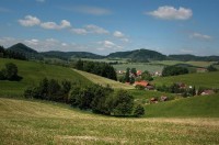 Písečná u Žamberka: Pohled na střed obce od Hůr. V pozadí se tyčí kopec Žampach, vpravo hřbet Kozinců