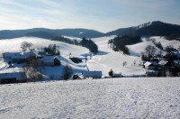 Písečná v zimě: V zimě vede nad Písečnou upravená běžecká stopa (Písečná- Dlouhoňovice), ze které se otevírají nádherné výhledy
