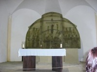 Skleněný oltář v kostele sv. Vintíře