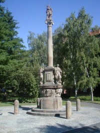 Sloup se sochou Panny Marie: Sloup z roku 1710 byl přemístěn ze zmizelého Mostu do parku u Prioru.Původně stál na náměstí dr.Šmerala.