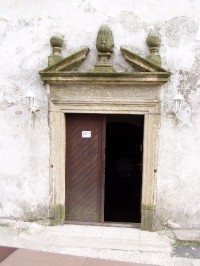 Vstupní portál do kostela s datem 1659