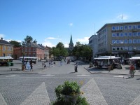 pohled z kruhového náměstí ke katedrále
